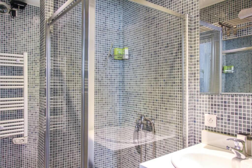 Appartement Lumineux Avec Terrasse Jardin Et Acces Piscine Villefranche-sur-Mer Luaran gambar